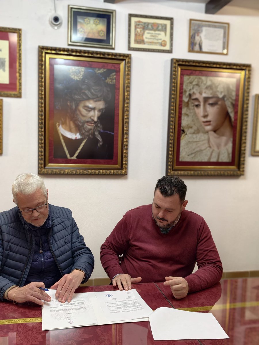 HdadSanGonzalo's tweet image. 🎼 BANDAS | En la noche del 23 de enero, en nuestra Casa de Hermandad, tuvo lugar la firma de la renovación de los contratos con las bandas @SagradaColumna, @lascigarreras y
@BMSantaAna, que nos acompañarán durante los próximos cuatro años.