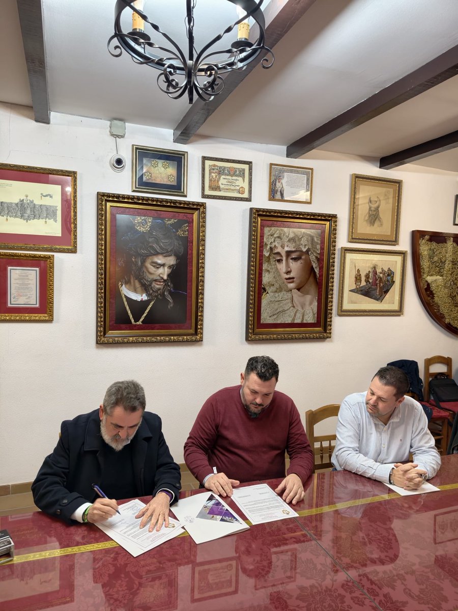 HdadSanGonzalo's tweet image. 🎼 BANDAS | En la noche del 23 de enero, en nuestra Casa de Hermandad, tuvo lugar la firma de la renovación de los contratos con las bandas @SagradaColumna, @lascigarreras y
@BMSantaAna, que nos acompañarán durante los próximos cuatro años.