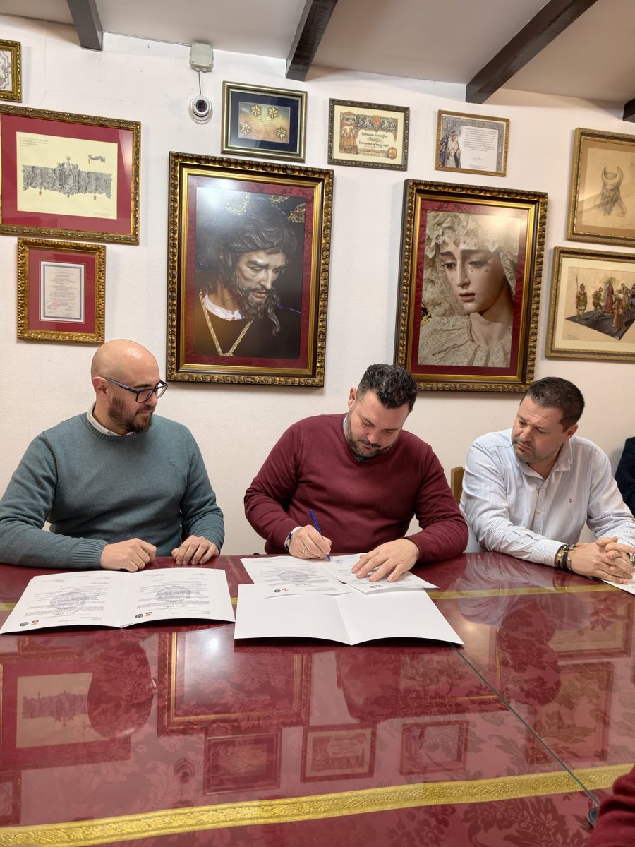 HdadSanGonzalo's tweet image. 🎼 BANDAS | En la noche del 23 de enero, en nuestra Casa de Hermandad, tuvo lugar la firma de la renovación de los contratos con las bandas @SagradaColumna, @lascigarreras y
@BMSantaAna, que nos acompañarán durante los próximos cuatro años.