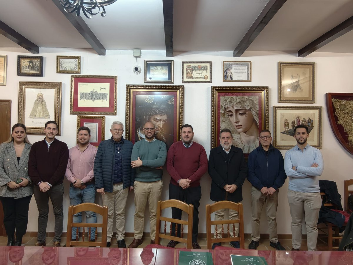 HdadSanGonzalo's tweet image. 🎼 BANDAS | En la noche del 23 de enero, en nuestra Casa de Hermandad, tuvo lugar la firma de la renovación de los contratos con las bandas @SagradaColumna, @lascigarreras y
@BMSantaAna, que nos acompañarán durante los próximos cuatro años.