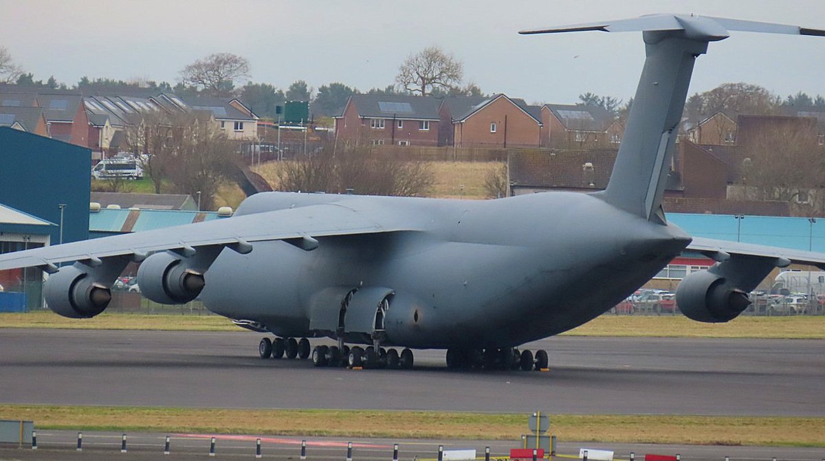 BloodyPolitics's tweet image. What is this beast? A naked USAF C5 Super Galaxy completely devoid of markings?
Spoilsports. 😐

C5M #RCH1861 87-0035 
#avgeek #planespotting #AKH #EGPK