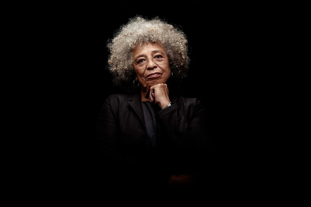 🔥Gaurko egunez 1944an jaio zen Angela Davis AEBko idazle eta militante marxista eta feminista. 

2016an nabarmen adierazi zuen Palestinarren askapenarekin lotzea  gizateariaren askapenarekin lotzea zela: poliziek, armadek eta kartzelek  mundua gobernatu aurretik.