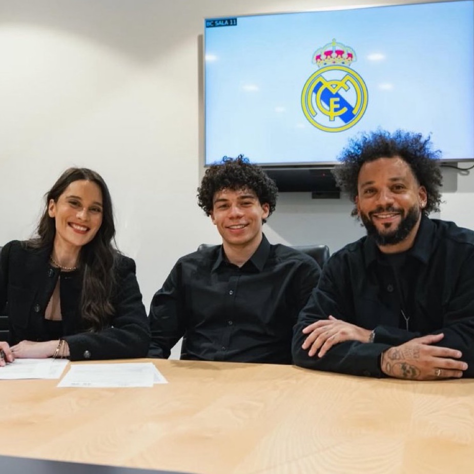 DeadlineDayLive's tweet image. 📝 𝗗𝗘𝗔𝗟 𝗗𝗢𝗡𝗘: Marcelo’s son Enzo Alves has signed his first professional contract at Real Madrid.

(Source: @FabrizioRomano)