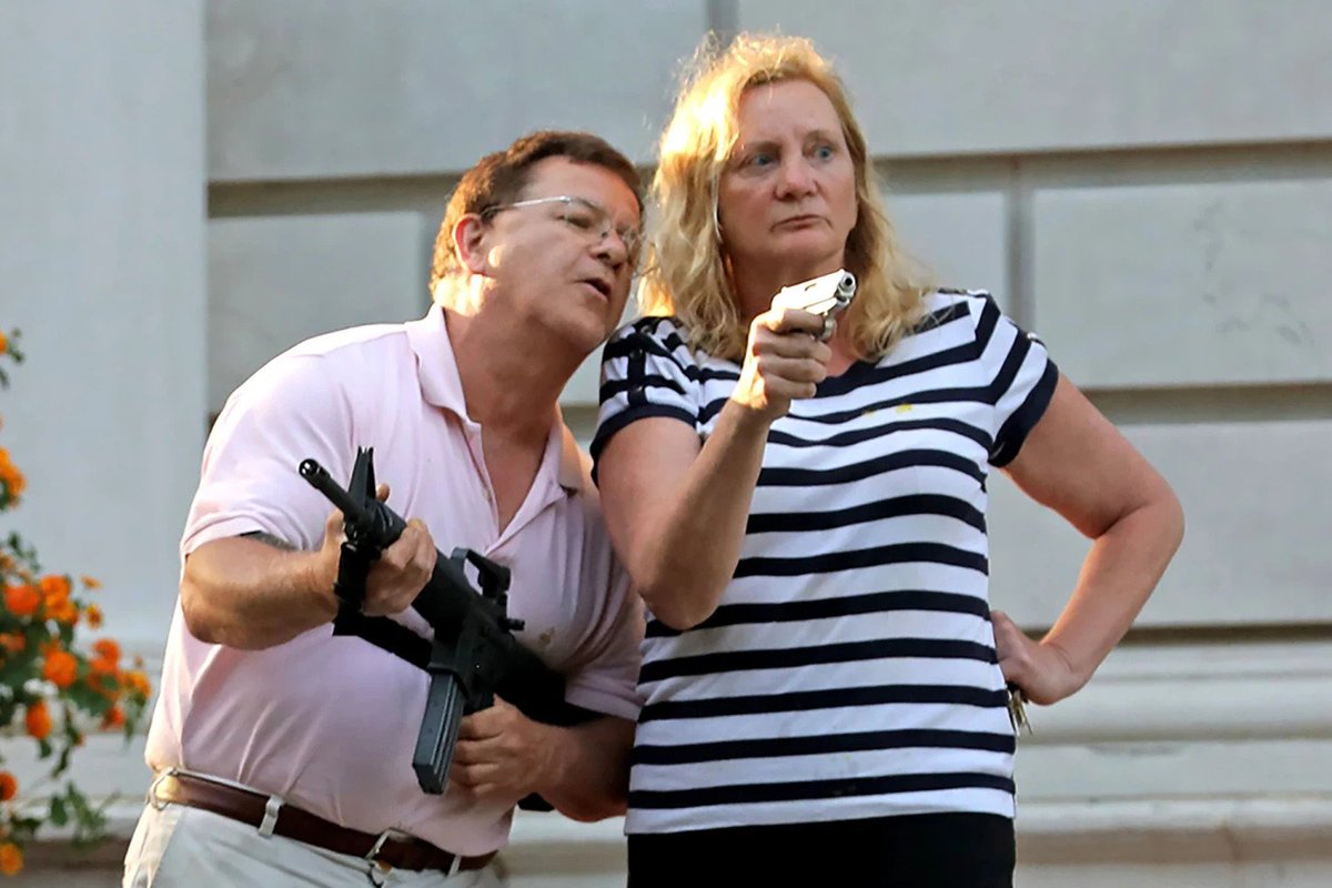MuellerSheWrote's tweet image. To Gregory Bovino: This is what brandishing a firearm at a protest looks like.