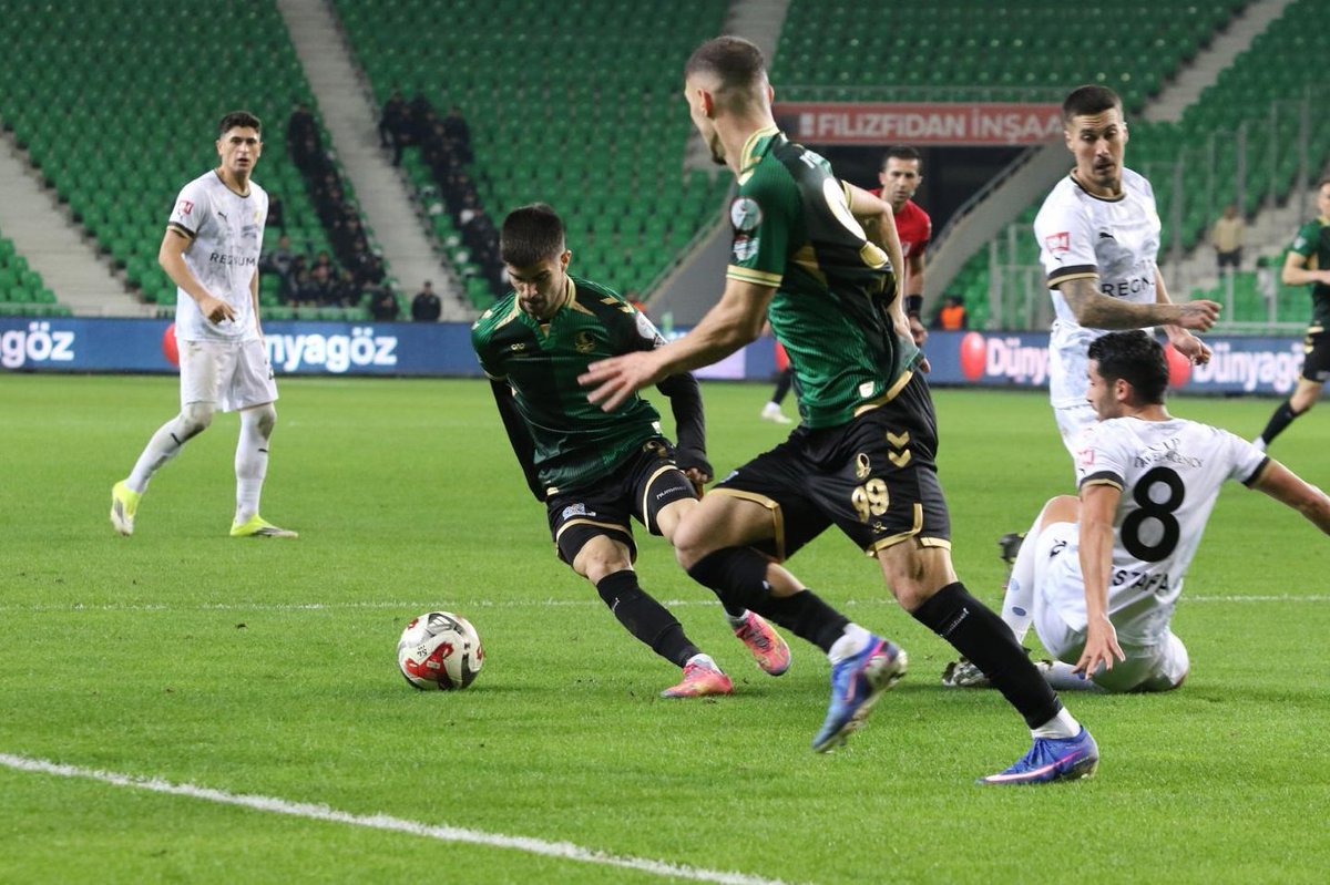 📌Transferde geç ve yetersiz kaldığımızı düşünüyorken teknik direktör Hakan Kutlu, muhtemeldir yönetimin muhatap olması gereken eleştirilere maça başladığı taktik ve çıkardığı kadro ile daha öne çıktı.
❗️Sakaryaspor’da kadro olarak bir çok sıkıntının olduğu zaten herkesin malumu