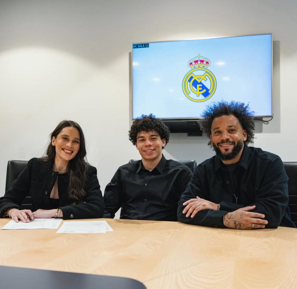 FabrizioRomano's tweet image. 🚨⚪️ Marcelo’s son Enzo Alves signed today his first pro contract at Real Madrid.

Seen as huge talent for the future, Enzo will be part of Real Madrid long term project.