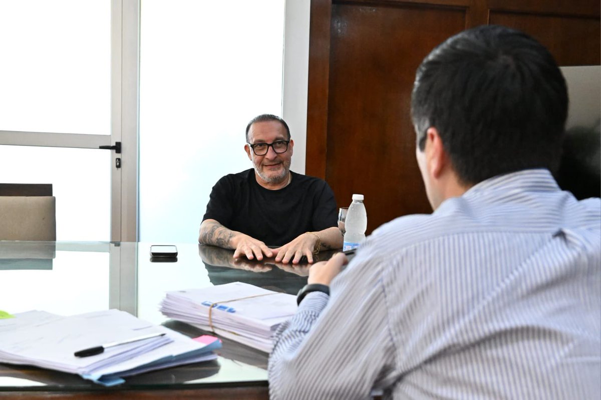 luisvivona's tweet photo. 🖊️ • Junto a @Nardini_Leo compartimos un encuentro de trabajo para continuar proyectando a futuro.

Planificamos una agenda que acerque nuevas obras y servicios a nuestros vecinos, entendiendo que cada acción concreta que desarrollamos en Malvinas Argentinas también aporta al crecimiento de la Provincia, fortaleciendo un modelo de gestión que escucha, planifica y transforma.

Desde la experiencia que me toca aportar, vamos a acompañar algunas líneas de trabajo específicas que conversamos con Leo, con el objetivo de seguir mejorando y planificando el Malvinas que viene.

Seguimos consolidando una forma de gestionar que prioriza la cercanía, el diálogo y las soluciones reales. Sabemos que el crecimiento se construye con decisión, con equipos comprometidos y con una visión clara: mejorar la vida de quienes viven y trabajan en Malvinas Argentinas.