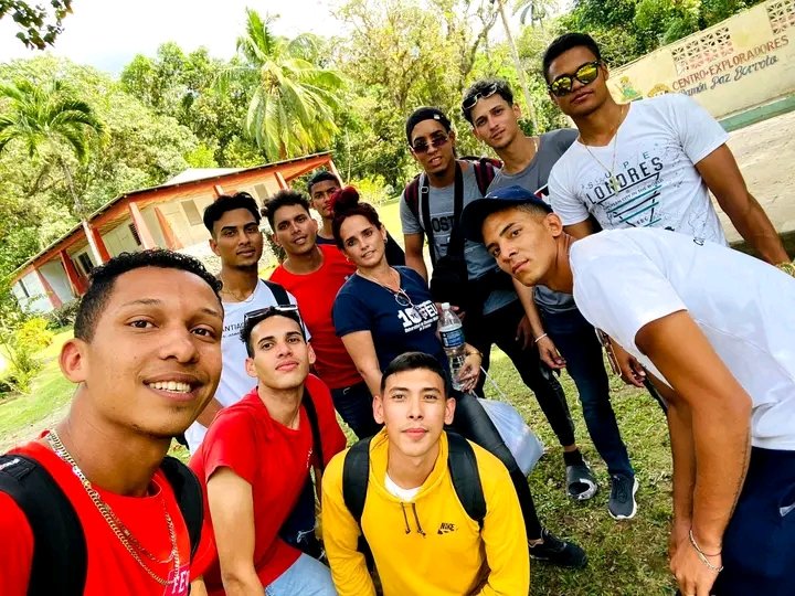 Una pequeña representación✊🏻 de estudiantes de lUniversidad de Ciencias Médicas de Granmama🏢, tomó rumbo hacia el #PicoMella⛰️ para celebrar el aniversario 173 del natalicio del Apóstol #JoséMartí 🇨🇺 y el año del Centenario de #FidelCastro.

#AquiMeHagoFidelista
#100AñosConFidel