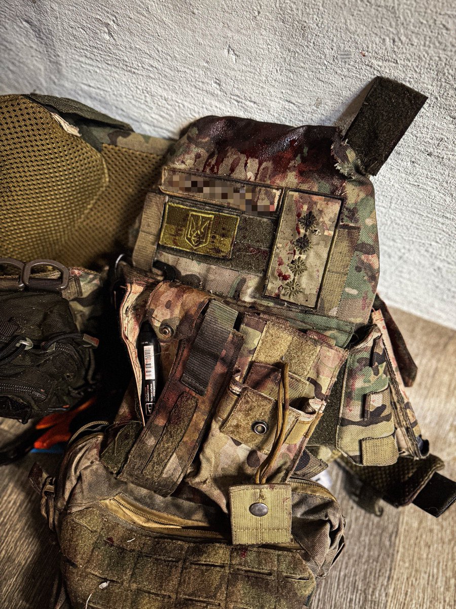 Зранку стаб різко прокинувся від слів старшого, що везуть трьох важких
Сон як рукою зняло - всі готують столи, заправляють системи, готують препарати
Діляться хто з ким працює, вдягають рукавички
Підʼїхав Хамер, хлопці занесли двох скривавлених поранених 
Розрізаємо одяг, два