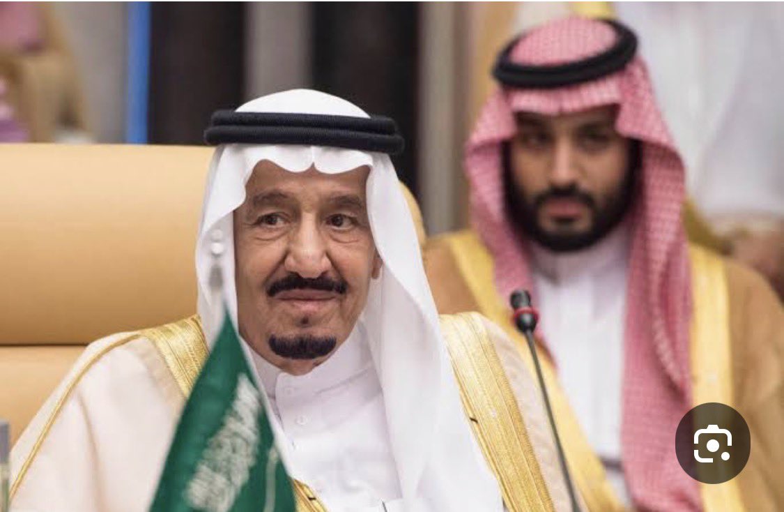 اعتزي باسمي سعودي والسعودي مفخره
ولي قصيدٍ لو نشرته عاد ترتيب الاسامي
:
دون داري وسيدي سلمان لو قيد شعره
ما أهاب الموت والله ما ابالغ في كلامي

شاعرواعشق بلادي صبح والنور سهره
اتشكل من ترابه روح تحملها عظامي 
:
والولاءفرض الحياه اللي نسر ونجهره 
للملك سمع وطاعه بيعة فيها التزامي