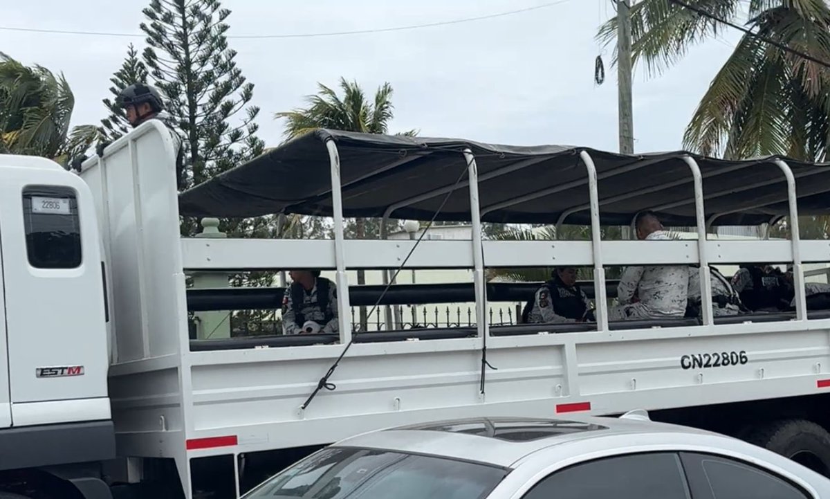 📸 Varios elementos de la Guarda Nacional ingresan al hospital militar de La Boticaria, en Boca del Río, Veracruz, por síntomas de intoxicación; versiones del personal señalan que habrían consumido alimento en mal estado durante el desayuno.