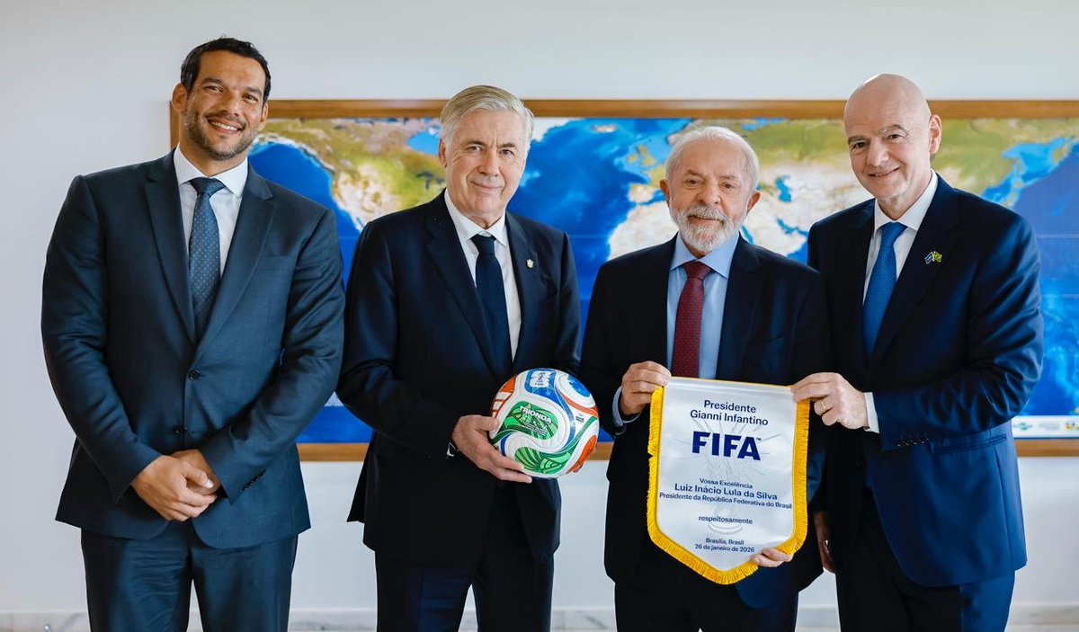 LulaOficial's tweet photo. Hoje tive a honra de receber no Palácio do Planalto representantes máximos do futebol: o presidente da FIFA, Gianni Infantino, o presidente da CBF, Samir Xaud, e o técnico da nossa Seleção, Carlo Ancelotti 🇧🇷⚽️.

Conversamos sobre a Copa do Mundo Feminina FIFA 2027, que será realizada no Brasil entre 24 de junho e 25 de julho de 2027, com 32 seleções em 8 cidades brasileiras!  Discutimos como esse Mundial pode ser um marco para o futebol feminino, fortalecer a prática esportiva no país e inspirar meninas e meninos em todo o Brasil. Também reforçamos a importância de usar a visibilidade do evento para temas sociais, especialmente o combate à violência contra mulheres. 

Estou confiante de que juntos faremos desse Mundial um momento histórico para o esporte e para o nosso país!

📸 @ricardostuckert