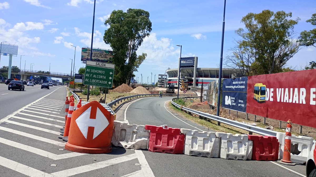 Por los avances en las obras de ampliación del puente Labruna, hoy se cerró la salida de Lugones a Udaondo por tres semanas. 

Como alternativa, el tránsito puede salir antes, en la salida hacia Av. Del Libertador ubicada en Av. General Paz, o seguir hasta la salida a la calle La