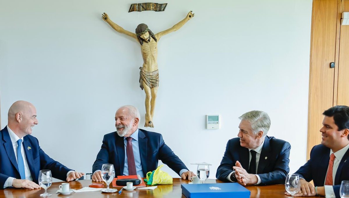 Hoje tive a honra de receber no Palácio do Planalto representantes máximos do futebol: o presidente da FIFA, Gianni Infantino, o presidente da CBF, Samir Xaud, e o técnico da nossa Seleção, Carlo Ancelotti 🇧🇷⚽️.

Conversamos sobre a Copa do Mundo Feminina FIFA 2027, que será