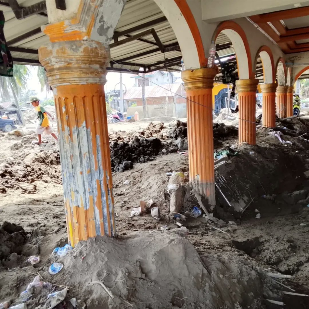 indepenSumatera's tweet image. Aceh seperti tak lagi di perhatikan 🥀 

Dua bulan sudah. 💔💔💔💔💔 Meunasah Kreung, di Kecamatan Meureudu-Pijay tidak mampu lagi dibersihkan karena tingginya pasir lumpur didalam dan halaman Meunasah.

Masyarakat berharap ada donasi agar dapat dibangun permanen. Lokasi: Pinggir…