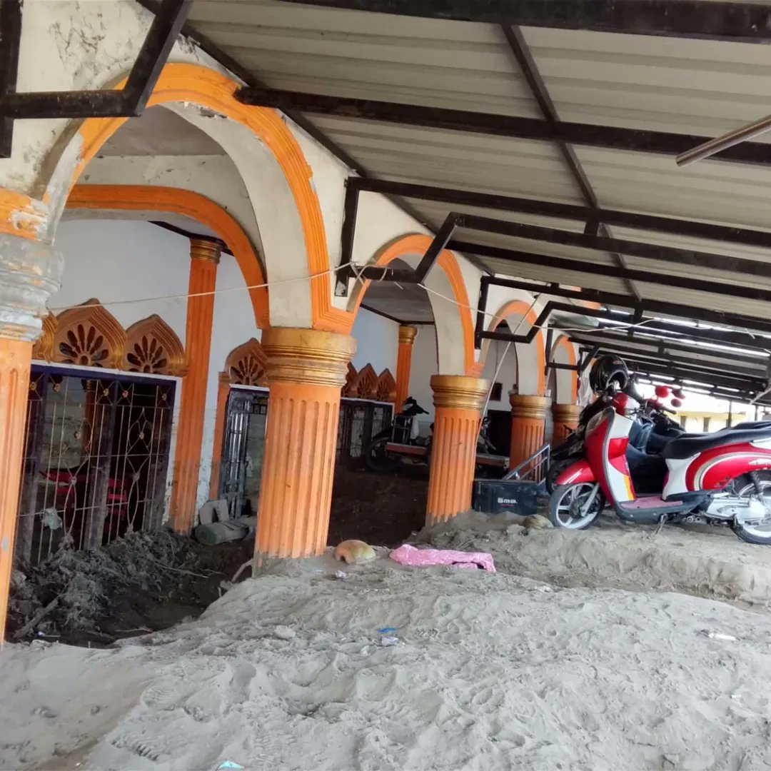 indepenSumatera's tweet image. Aceh seperti tak lagi di perhatikan 🥀 

Dua bulan sudah. 💔💔💔💔💔 Meunasah Kreung, di Kecamatan Meureudu-Pijay tidak mampu lagi dibersihkan karena tingginya pasir lumpur didalam dan halaman Meunasah.

Masyarakat berharap ada donasi agar dapat dibangun permanen. Lokasi: Pinggir…