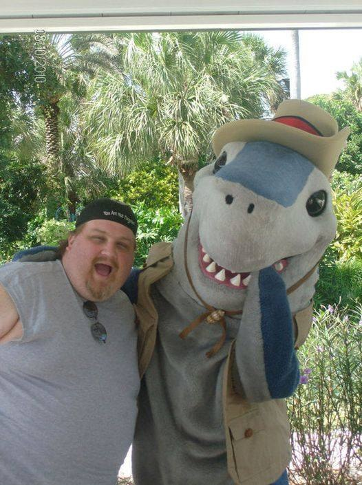 macandtrouble's tweet photo. This is "Kiss a Shark Week" - but I wasn't about to kiss this big guy !! We were on a trip to Florida and I LOOOOVE mascots and costumed characters...this was 2010 !
#shark #kissashark #Florida #cosplay #kissasharkweek https://t.co/qIxDWfFFMd