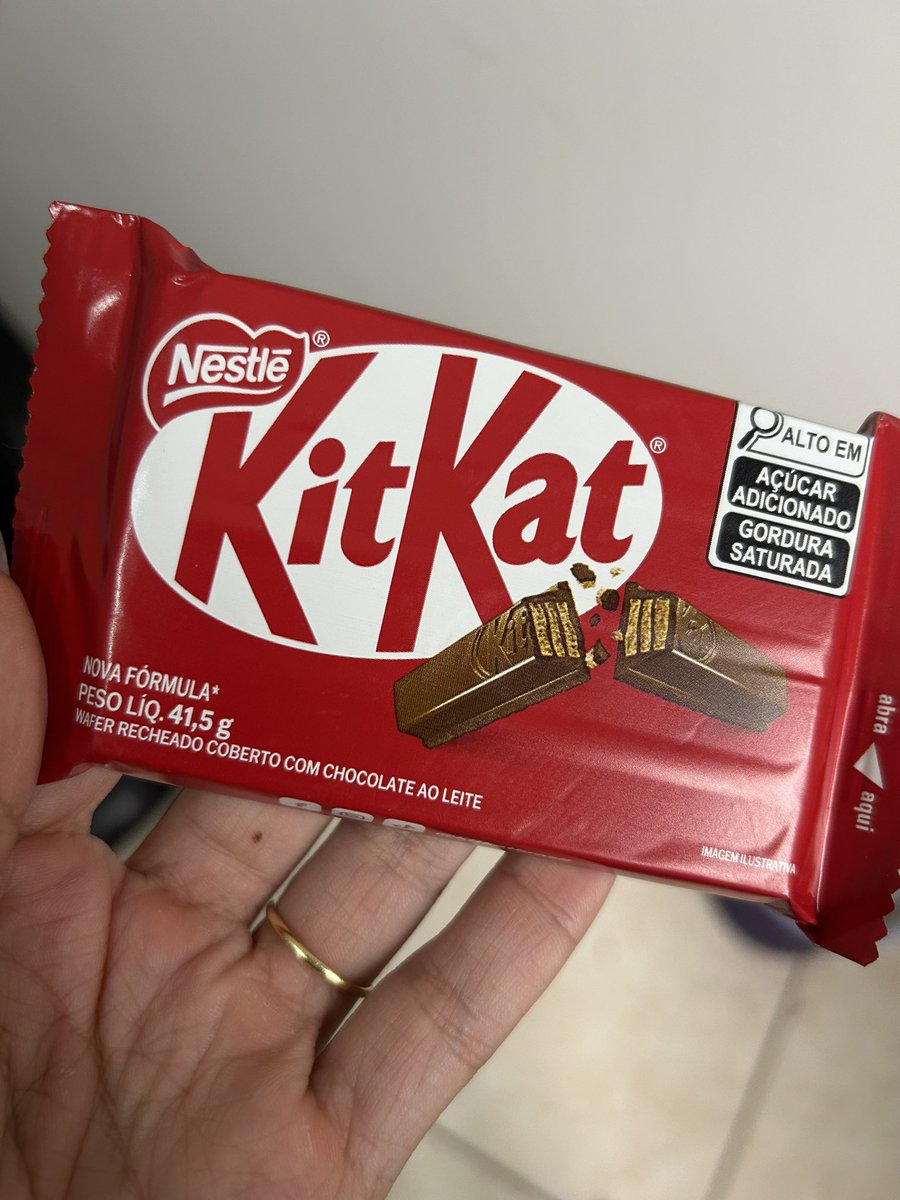 cotasos's tweet image. Viver meu luto de comer provavelmente o último KitKat chocolate e não sabor chocolate