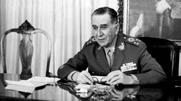 fessebuk's tweet photo. Robinho O rápido: idólatra acefaloide de Jones Manoel, odiador do PL, gago "muito muito bom" e espalhador de mentiras movido pelo Mossad PT vs Urtigão: possui parentesco com emilio médici, ultra extrema direita, católico, based, redpillado, mata vizinho na 12, "filhinha filhinha" https://t.co/14jJdPEfr1