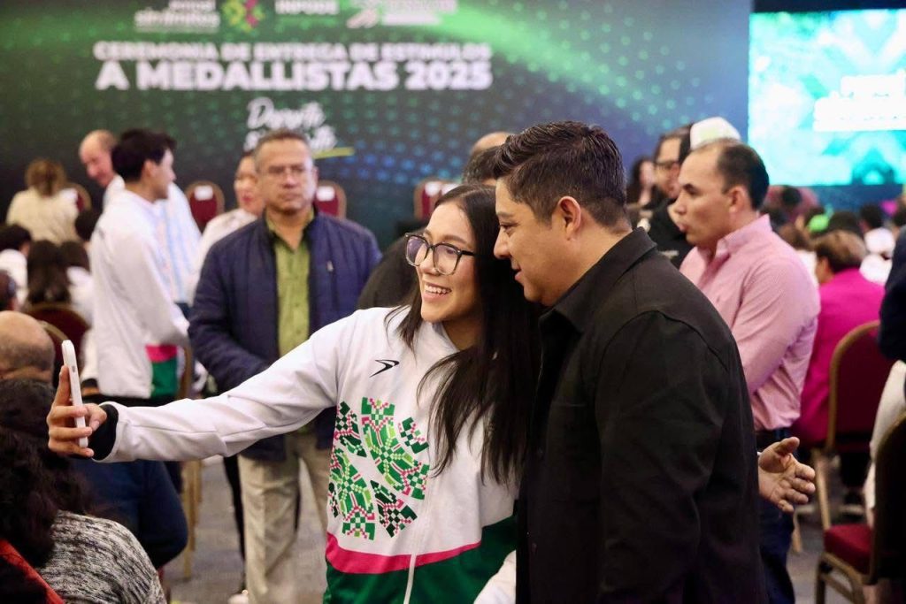 #SLP | GALLARDO SE CONSOLIDA ENTRE LOS MEJORES GOBERNADORES DEL PAÍS 📊✅

#SanLuisPotosí #GobiernoDelEstado

Con una aprobación del 55.9%, <a href="/RGC_Mx/">Ricardo Gallardo Cardona 🇲🇽</a>  cerró 2025 como el segundo gobernador mejor evaluado de México y líder del Bajío, de acuerdo con Mitofsky.⤵️