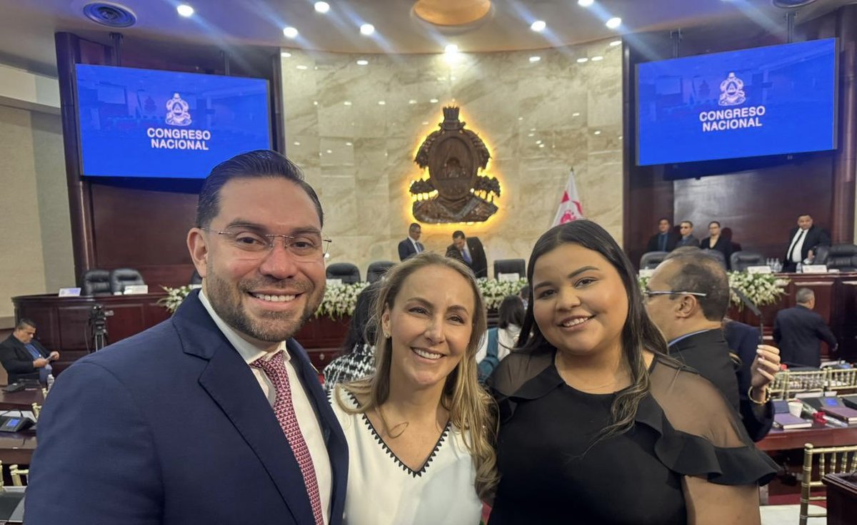 ¡La Juventud Liberal presente!

Ayer participamos en las tomas de posesión, representando a la juventud, algo que antes no se veía. 

Hoy el nuestras autoridades  reconocen el papel activo de nuestra generación en la política.