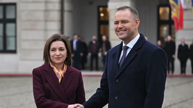CostinAndriess's tweet photo. Republica Moldova este un exemplu clar de desprindere din sfera de influență a Rusiei și poate conta în continuare pe sprijinul Poloniei, a spus președintele Poloniei, Karol Nawrocki, în timpul vizitei de azi a Maiei Sandu la Varșovia, scrie newsmaker.

Nawrocki:

- „Republica Moldova reprezintă o dovadă clară a modului în care se poate ieși din sfera de influență a Rusiei. Acest lucru este privit cu mare satisfacție în Polonia, iar în acest parcurs și în acest proces, Moldova poate conta pe sprijinul Poloniei. Cred că astăzi, sub ochii noștri, Moldova devine cu adevărat un exemplu pentru multe state din lume despre cum se poate ieși din sfera de influență rusă”

Nawrocki a precizat că Polonia sprijină Republica Moldova și pe plan militar și sprijină ferm aderarea  Republicii Moldova la UE:

„Totodată, sprijinim Moldova pe drumul său către Uniunea Europeană. Astfel de declarații vin atât din partea guvernului polonez, cât și astăzi din partea președintelui Poloniei”. 

Maia Sandu:
„Moldova și Polonia sunt ferm unite în a sprijini Ucraina. Apreciem profund sprijinul Poloniei pentru Ucraina — politic, militar și moral. Ajutând Ucraina să reziste agresiunii, Polonia contribuie și la protejarea Moldovei. Și la apărarea viitorului Europei”.

„Companiile poloneze deja prezente în Moldova demonstrează ce poate oferi acest parteneriat. Îi încurajăm și pe alți antreprenori polonezi să vadă în Moldova un loc sigur pentru investiții”, a subliniat Maia Sandu.

„Lucrăm la actualizarea și aprofundarea acordului nostru bilateral de cooperare în domeniul apărării. Aceasta va include o activitate mai strânsă în domeniul rezilienței, al combaterii amenințărilor hibride și al protejării infrastructurii critice. Suntem pregătiți să continuăm să învățăm din experiența Poloniei și, acolo unde este util, să o împărtășim pe a noastră”, a mai spus șefa statului.