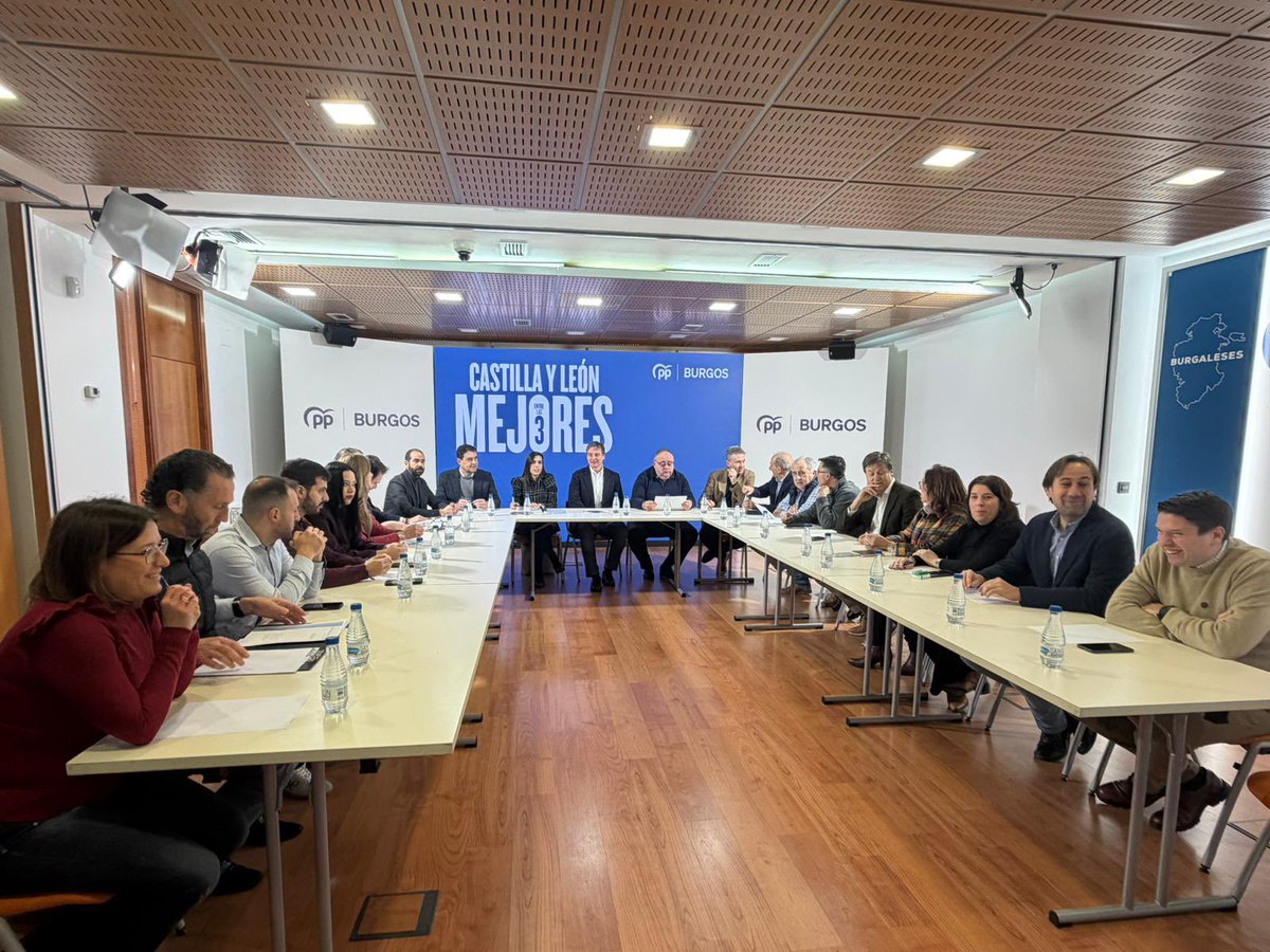 popularesburgos's tweet image. Constituimos el comité de campaña de las autonómicas del 15-M. Nuestro presidente provincial, Borja Suárez, ha marcado el objetivo de ganar las elecciones en nuestra provincia. 

Reivindicamos la política útil de @alferma1 frente al ruido de quienes no tienen proyecto para #CyL💙