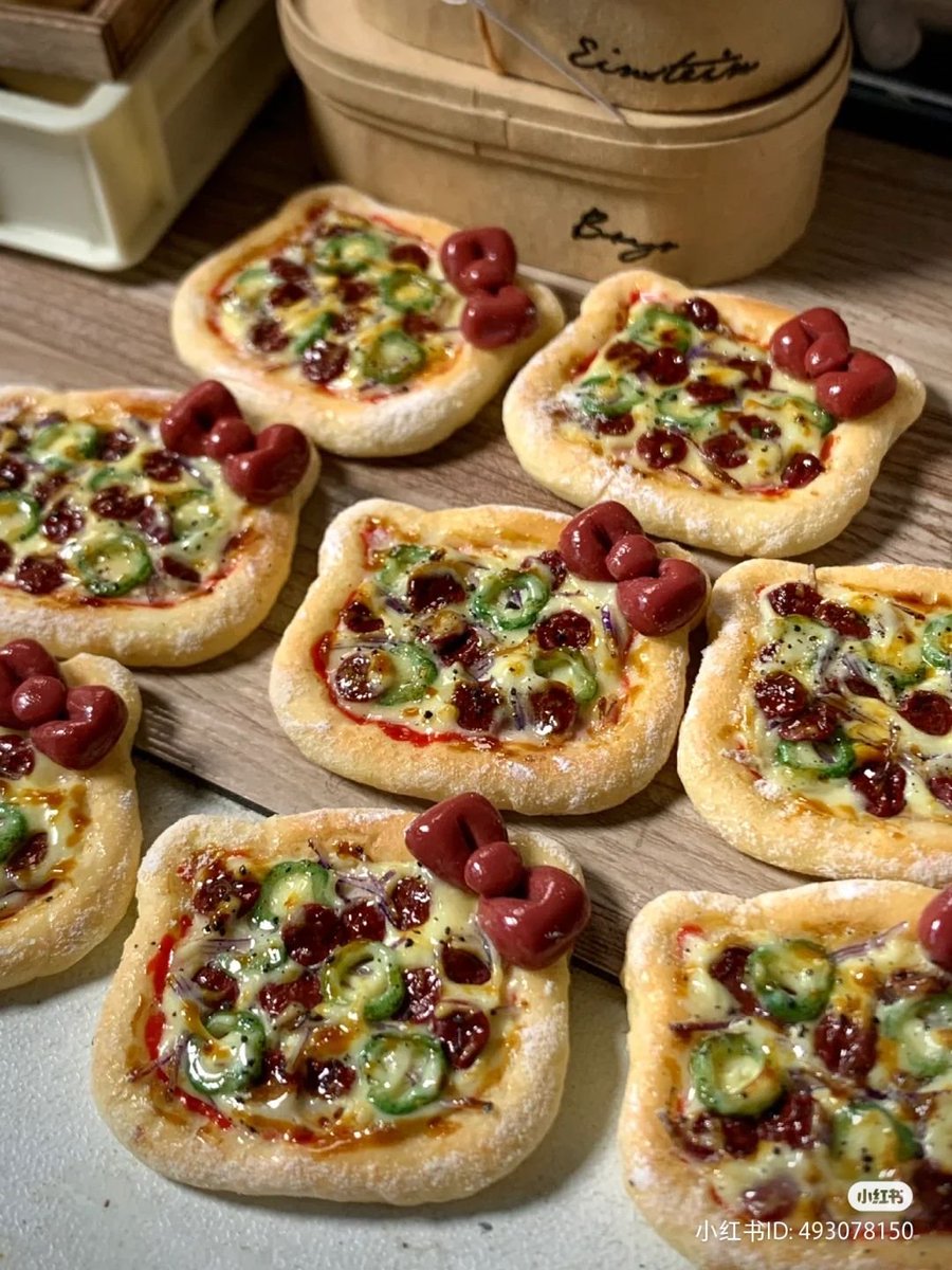 lovesickdoe's tweet image. hello kitty pizzas