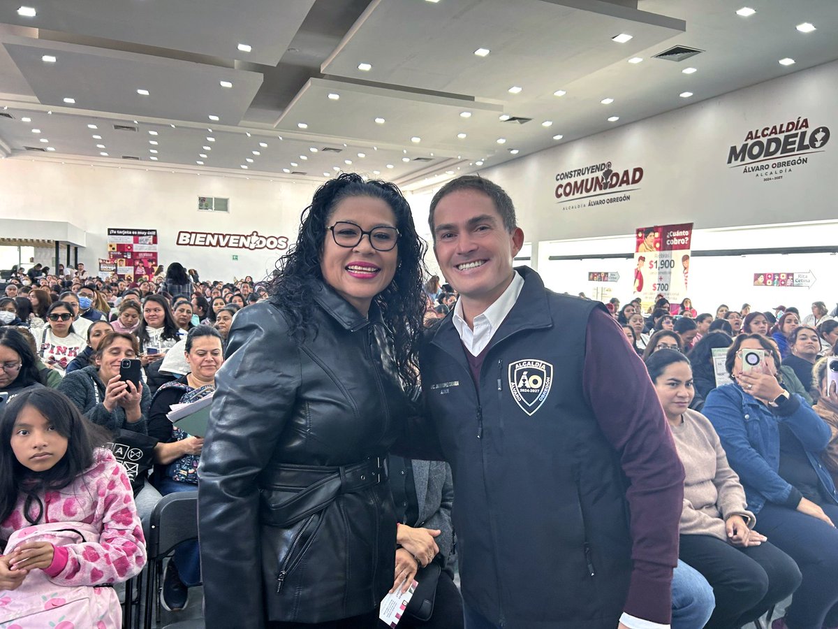 Iniciamos la semana, asistiendo a la entrega de tarjetas de la Beca #RitaCetina entregada por el Gobierno de México  🎭✨.
Agradezco a Carlos Zarza, Titular de la Oficina de Representación Estatal de la Coordinación Nacional de Becas para el Bienestar en la CDMX, por la