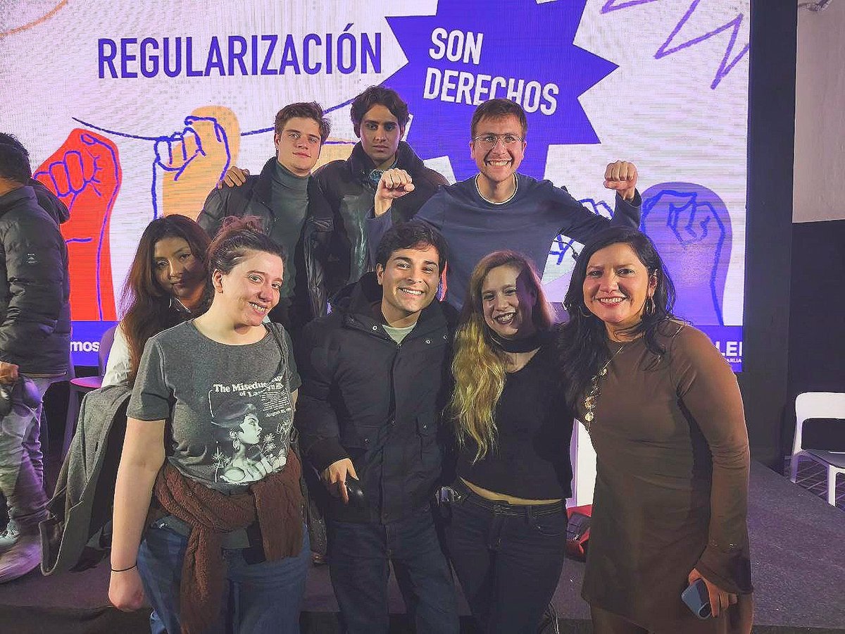 Haciendo historia JUNTAS 💜

Podemos junto a los movimientos sociales le tuerce el brazo al Partido Socialista y consigue la regularización de medio millón de personas.

REGULARIZACIÓN YA!