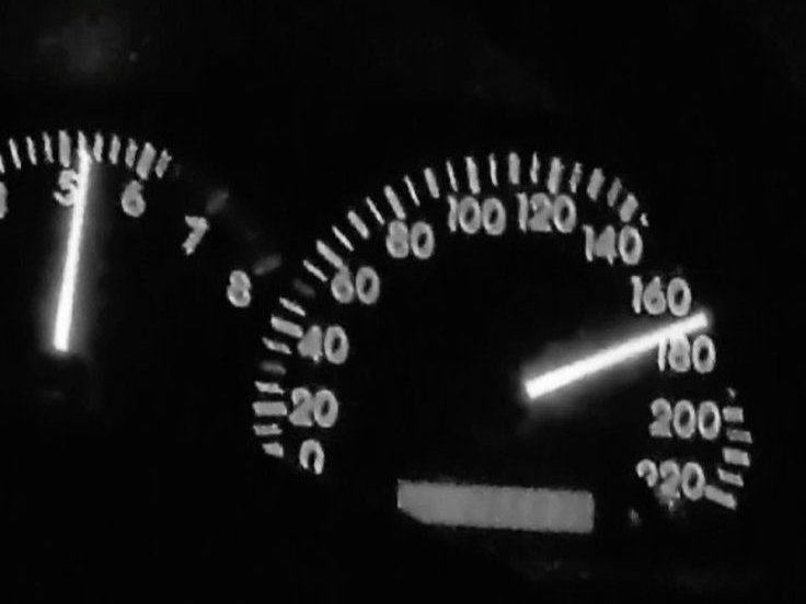 "Ama onun gibi bir adamın gürültüyle gitmeyeceğini bilmem gerekirdi. Hiç olmamış gibi, silik bir şekilde, sessiz ve sedasız... Kırgın olduğunu bile hissettirmeden ve kızgın olduğunu asla söylemeden... Eksikken bile tam şekilde..."

#duzah #perva #bengi