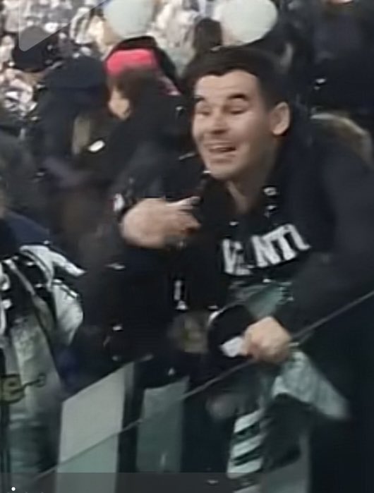 museodiemozioni's tweet photo. L’amico juventino a fine partita si avvicina al settore dei tifosi del Napoli e fa segno di venire fuori per tagliare la gola, chissà di che regione sarà, mi farebbe riconoscerlo…mi aiutate?facciamolo diventare famoso…chissà se ha dei figli…
Mi aiutate? https://t.co/NJj35Pt9uc