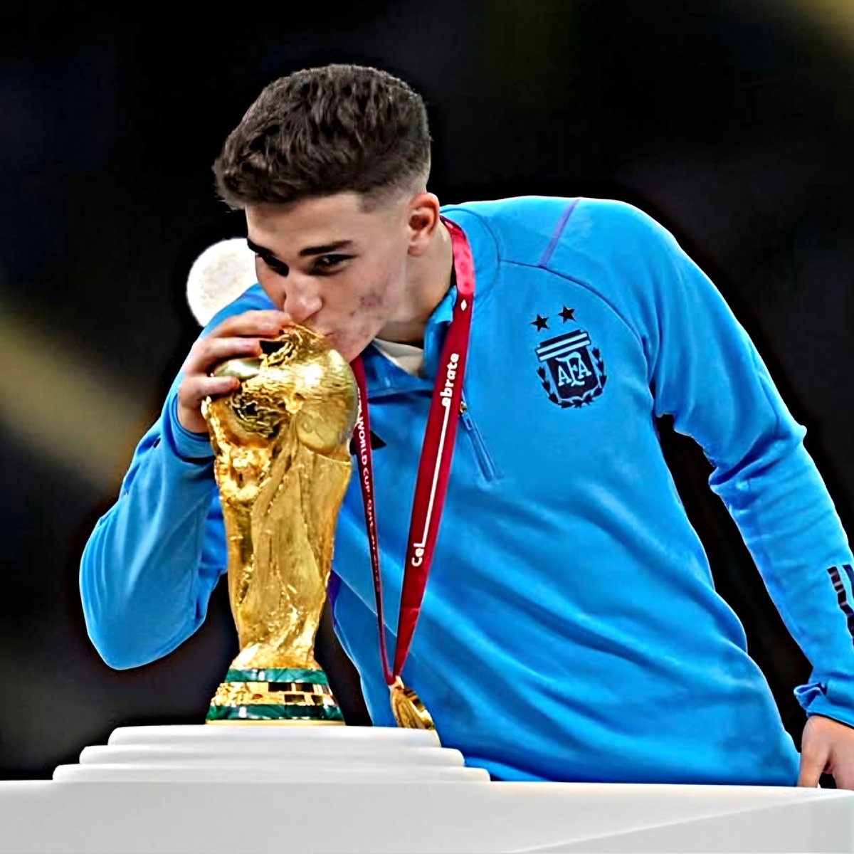 Joacmillo's tweet image. Hay que recordar todos los días que Julián Álvarez es el único campeón del mundo que no sigue al mafioso del Chiqui Tapia.