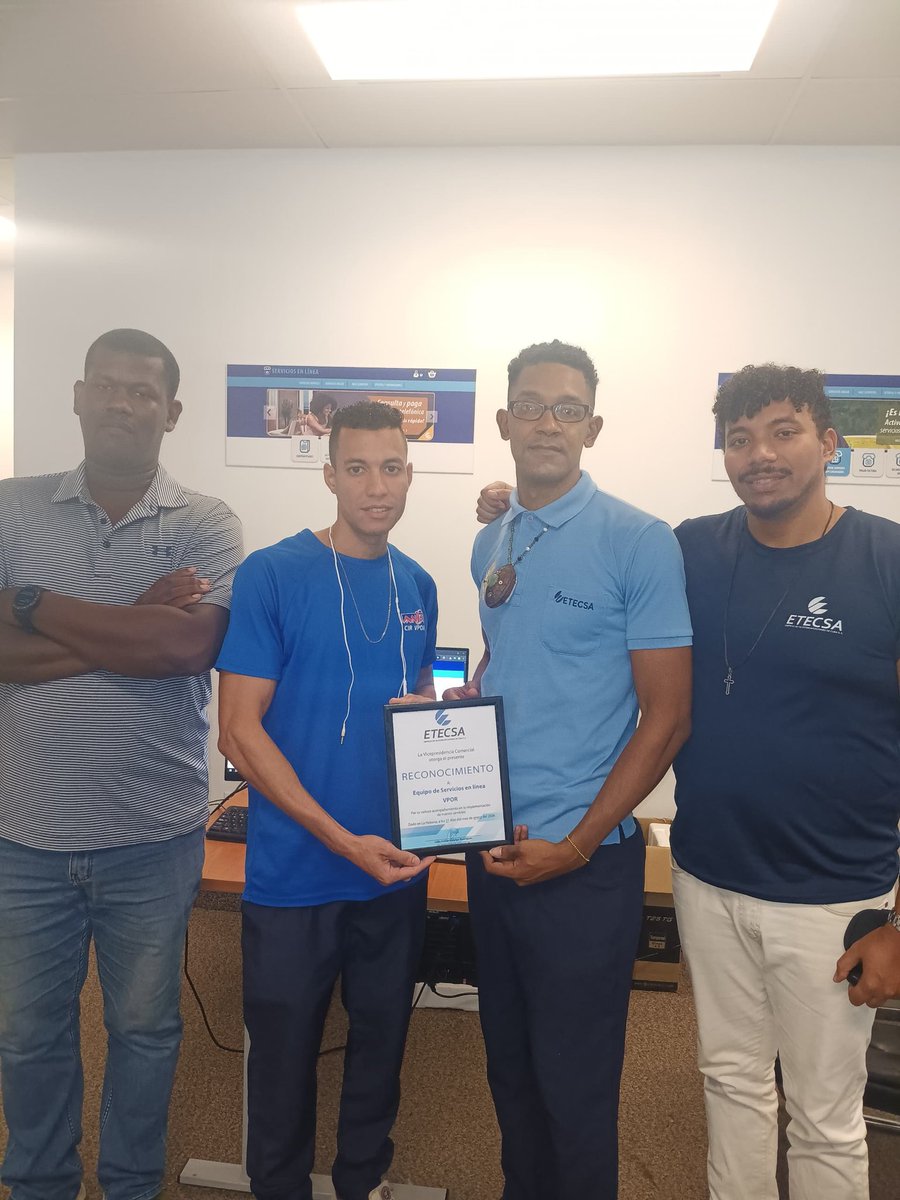 Jóvenes talentos de <a href="/ETECSA_Cuba/">ETECSA</a>, desde la Vicepresidencia de Operaciones, recibieron un merecido reconocimiento por su valioso aporte en el desarrollo de la App Servicios en Línea. Un paso más hacia la innovación y la excelencia en la comunicación digital👏👏
Revisa comentarios