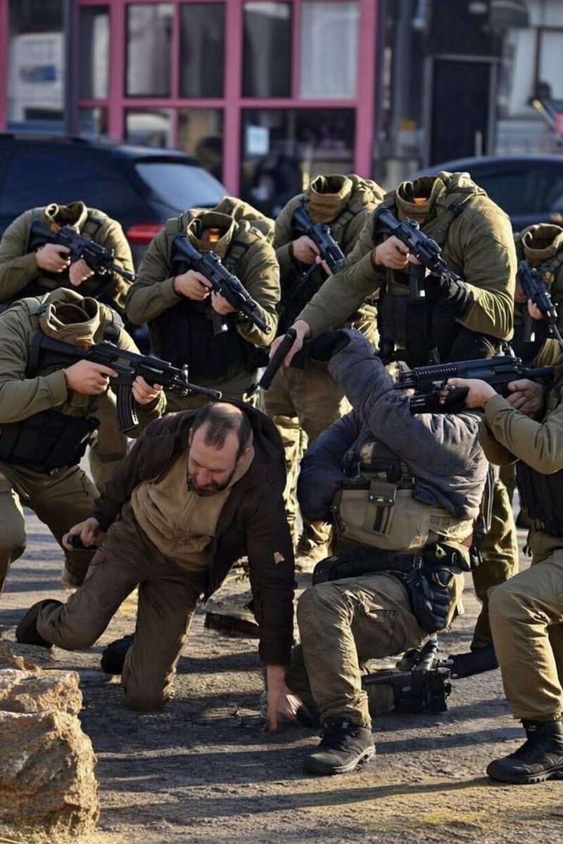 uubzu's tweet image. NEVER FORGET THIS PHOTO

NEVER FORGET THE DAY A SQUAD OF HEADLESS ZOMBIE SUPERSOLDIERS EXECUTED A MAN IN THE STREET FOR ABSOLUTELY NO REASON