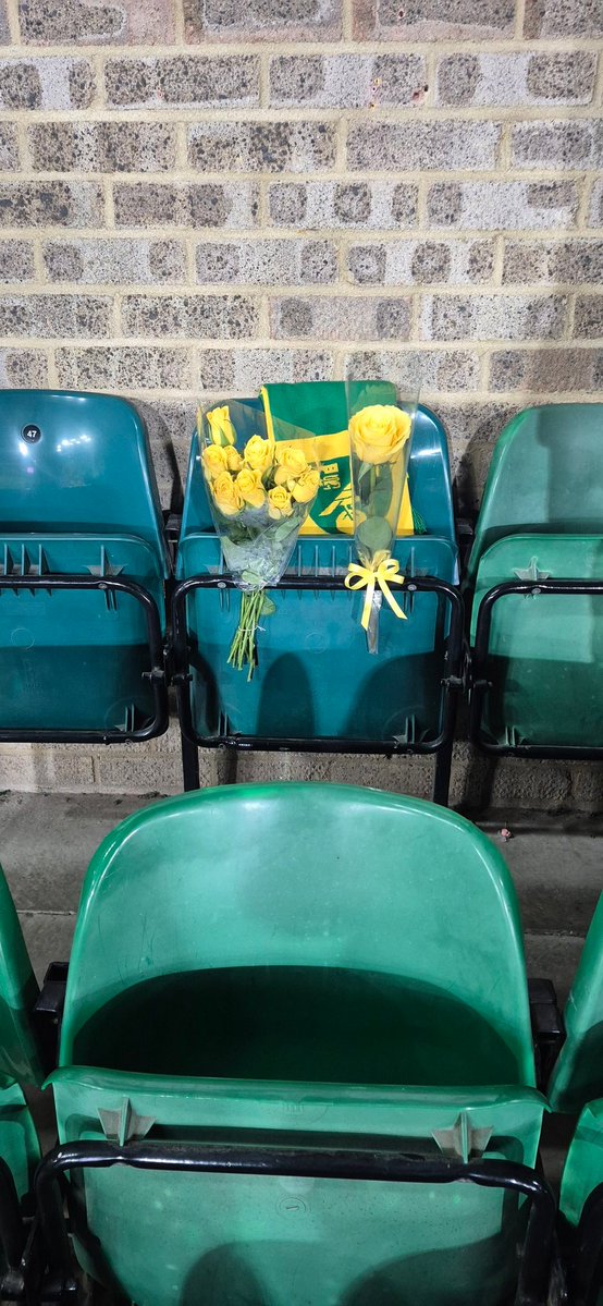 Class from <a href="/NorwichCityFC/">Norwich City FC</a>. Clement pays his respects to a lost #NCFC. Applause on the 80th