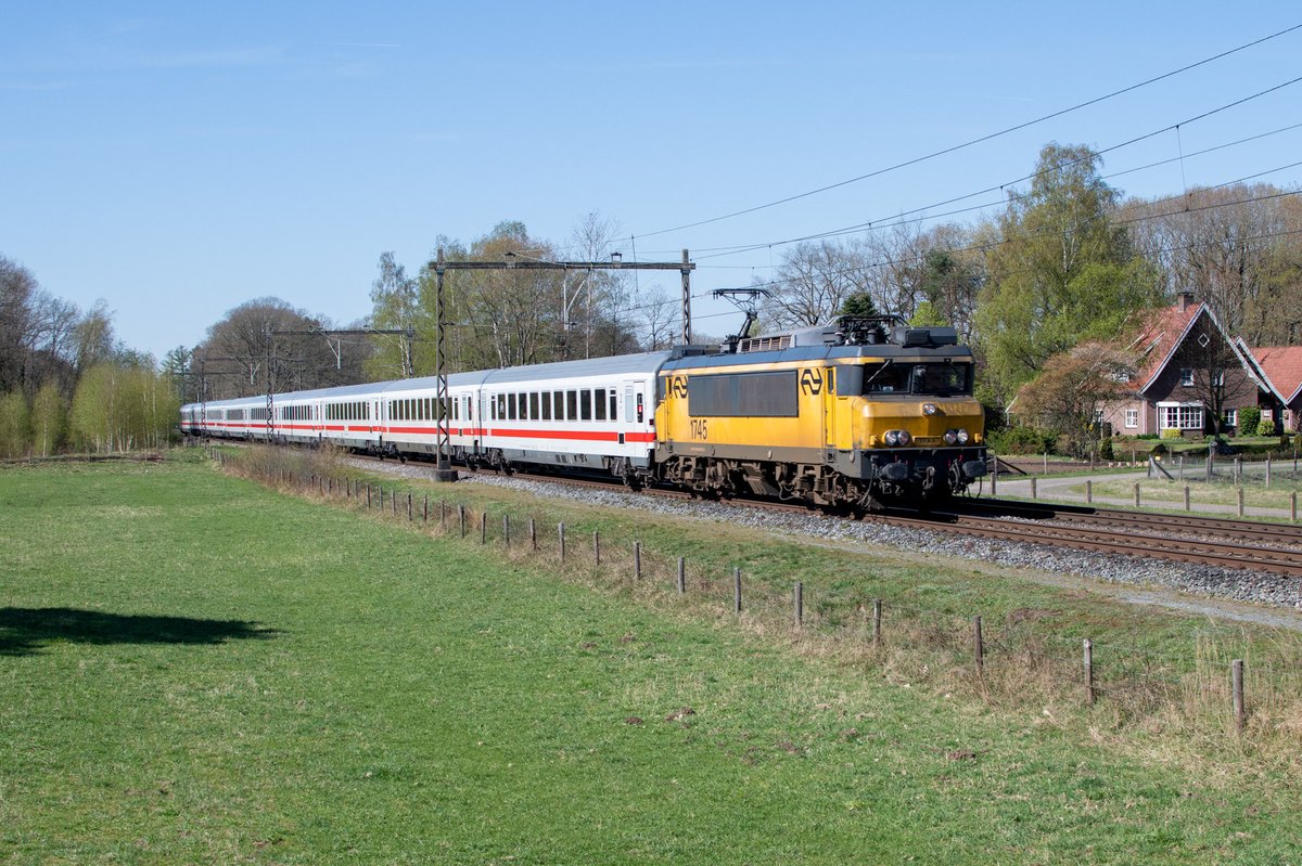 trainsenvoyage's tweet photo. Passage à Oldenzaal du train IC Amsterdam Centraal - Berlin Gesundbrunnen (17 avril 2022 à 11h05).
#intercitytrain #trainspotter #bahnbilder https://t.co/qWOFSaoDTR