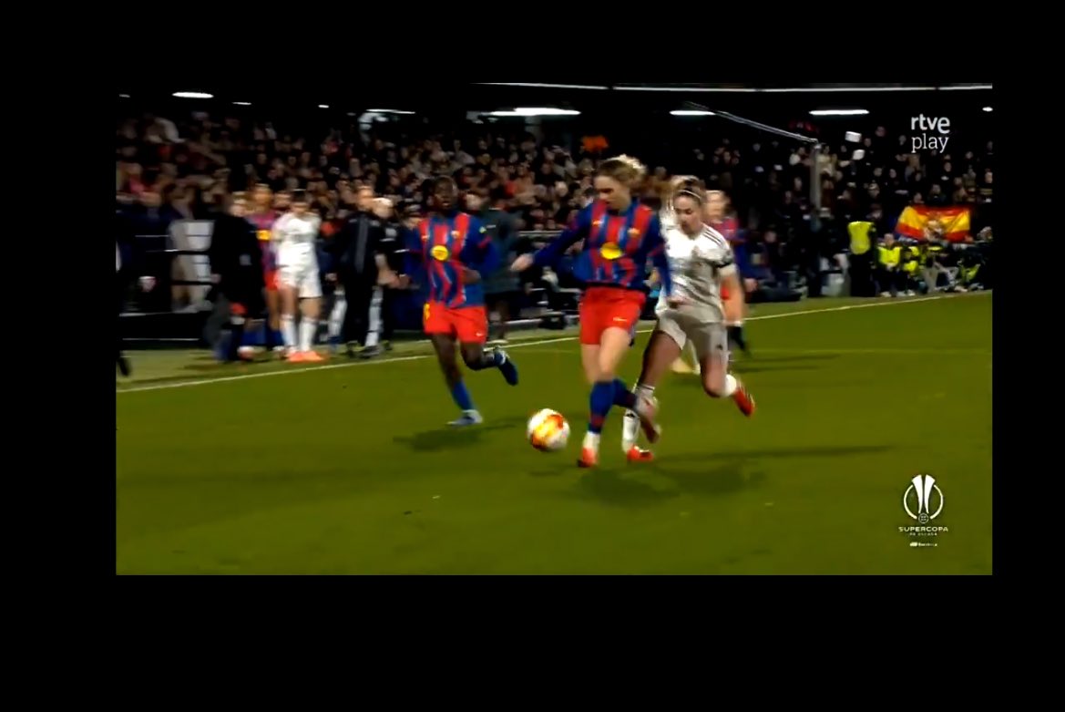 La falta por la que tanto lloran e insultan a Mapi es realmente Athenea torciéndose el tobillo SOLA.
Se pueden ir bien a la mierda