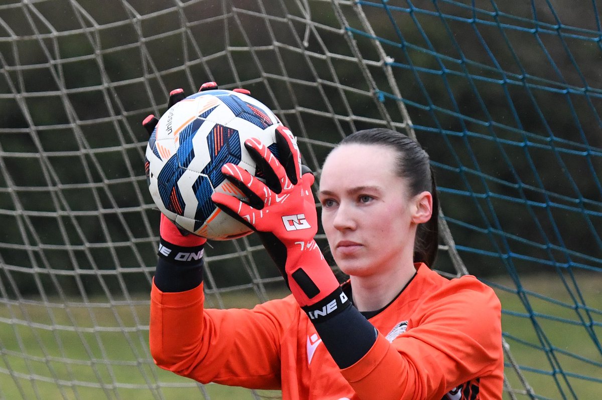 VickieFoster02's tweet photo. Second @TheOneGloveCo post in 2 days incoming! Doubter pack coming in clutch again, into the final we go 🧤⚽️🤝🏼 https://t.co/8znoFXqOfZ