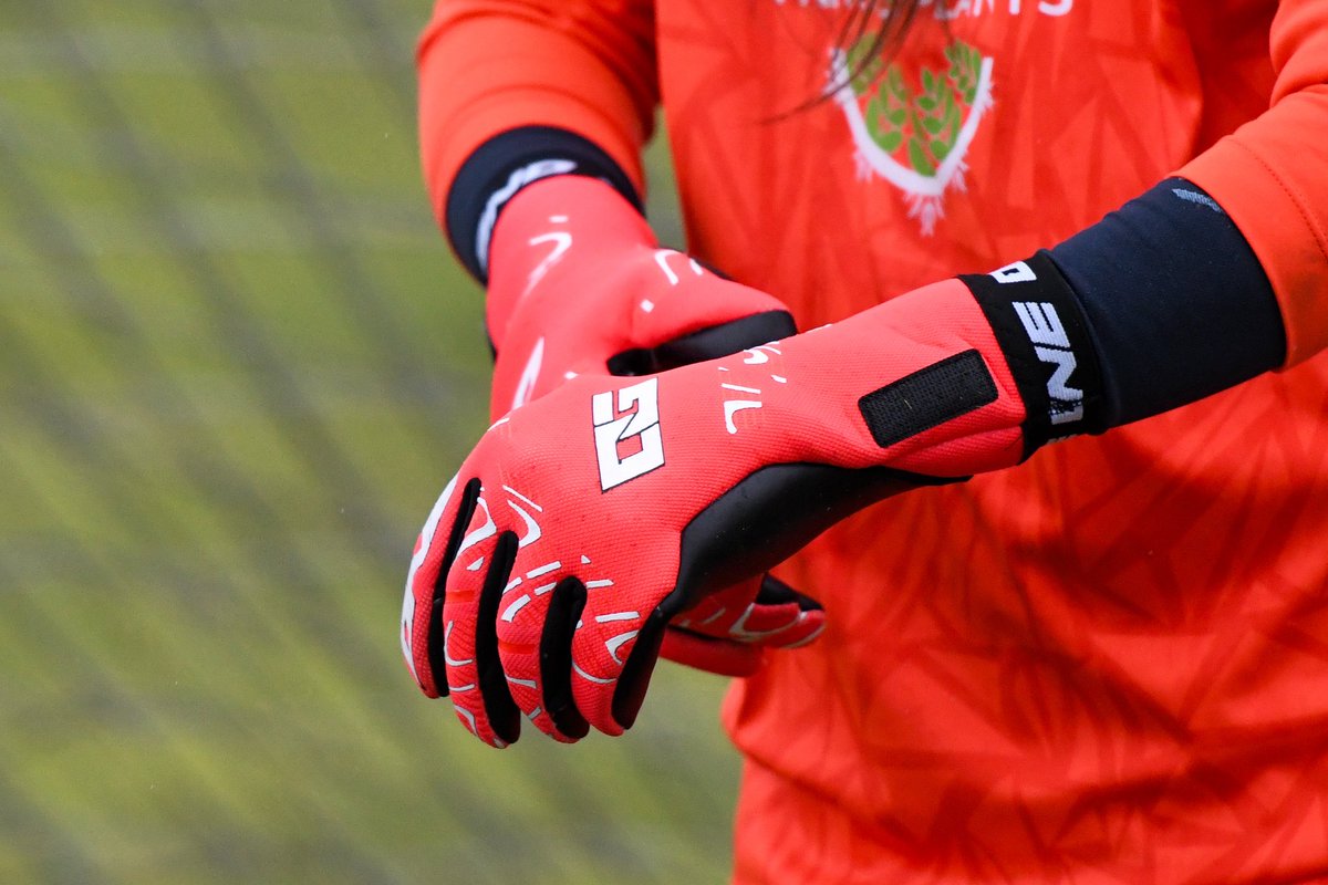VickieFoster02's tweet photo. Second @TheOneGloveCo post in 2 days incoming! Doubter pack coming in clutch again, into the final we go 🧤⚽️🤝🏼 https://t.co/8znoFXqOfZ