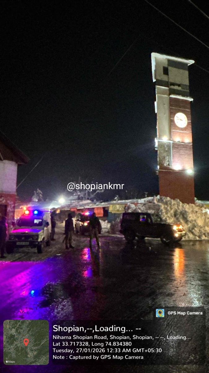 shopiankmr's tweet photo. District Magistrate / Deputy Commissioner @shopiankmr , Sh. Shishir Gupta, I.A.S (@shishrgupta) along with Tehsildar &amp; Executive Magistrate Shopian Sh. Anjum Bashir,
C.E.O SMC, Sh. Suhail Malik &amp; other Officers monitoring snow clearance &amp; snow lifting operations.
#snowprediction https://t.co/RG6bun3Hhl