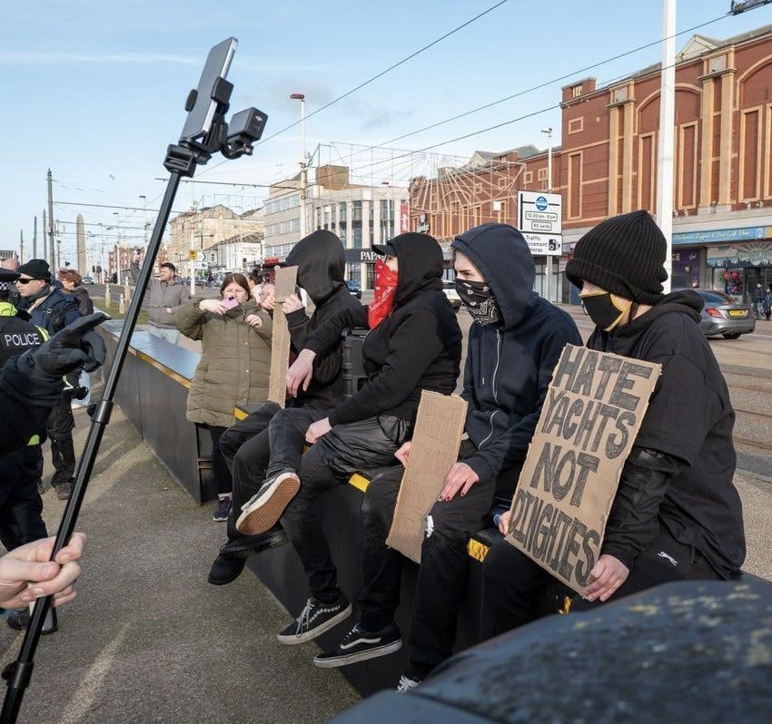 chai_ste's tweet photo. so 4 teenage antifascists took on a crowd
of 40 at a far right march in Blackpool 👇 https://t.co/5GbG1sATn3