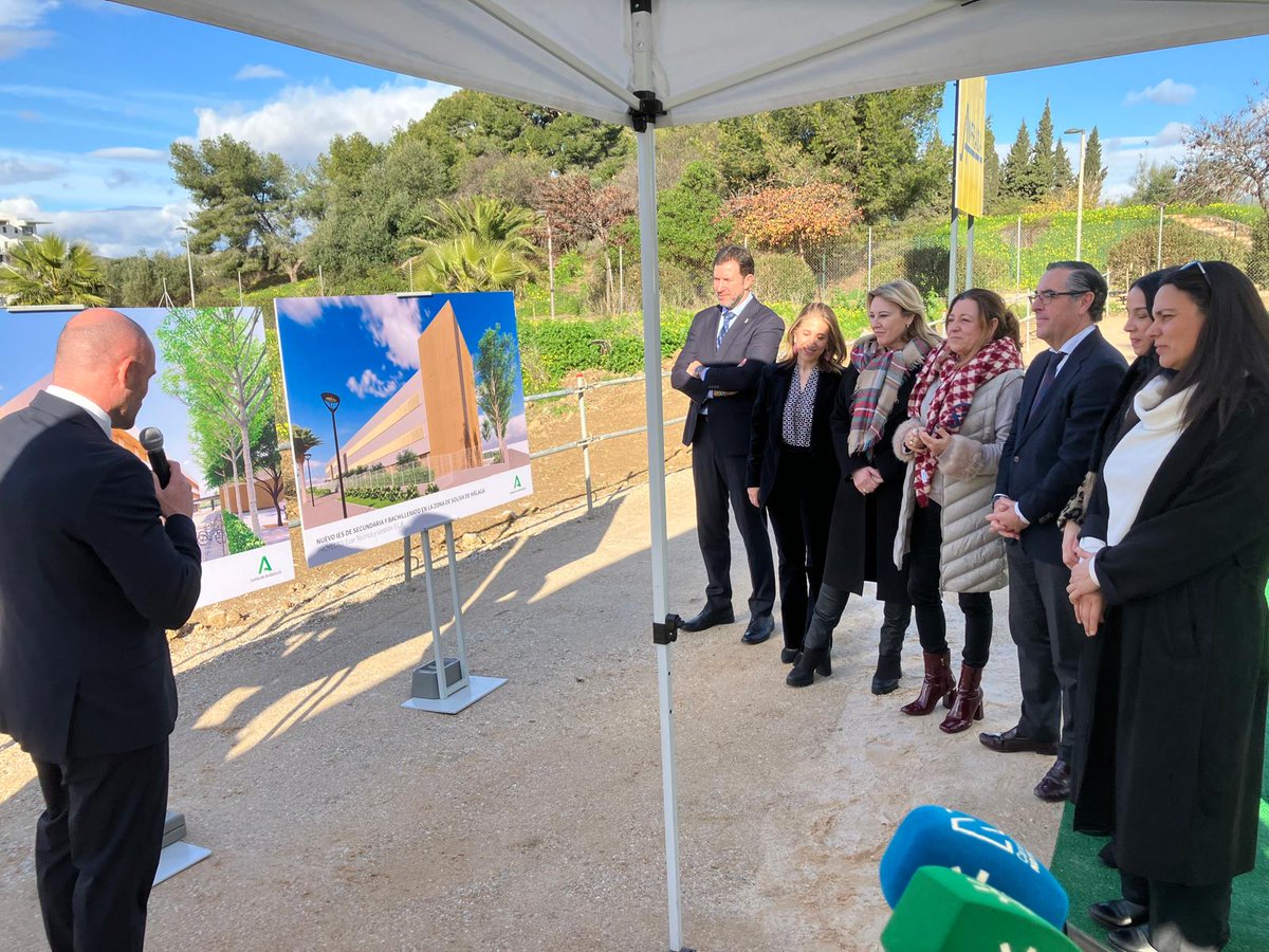 educacionmlg's tweet photo. Hoy se ha puesto la primera piedra del IES de #Soliva, en #Málaga capital. El DT de @EducaAnd, @Miguel_Briones, ha estado presente en el acto oficial, junto con las consejeras @MC_CastilloMena y @CarolinaEspanaR. @AndaluciaJunta invertirá más de 11 millones en su construcción. https://t.co/60QKFiTGvJ