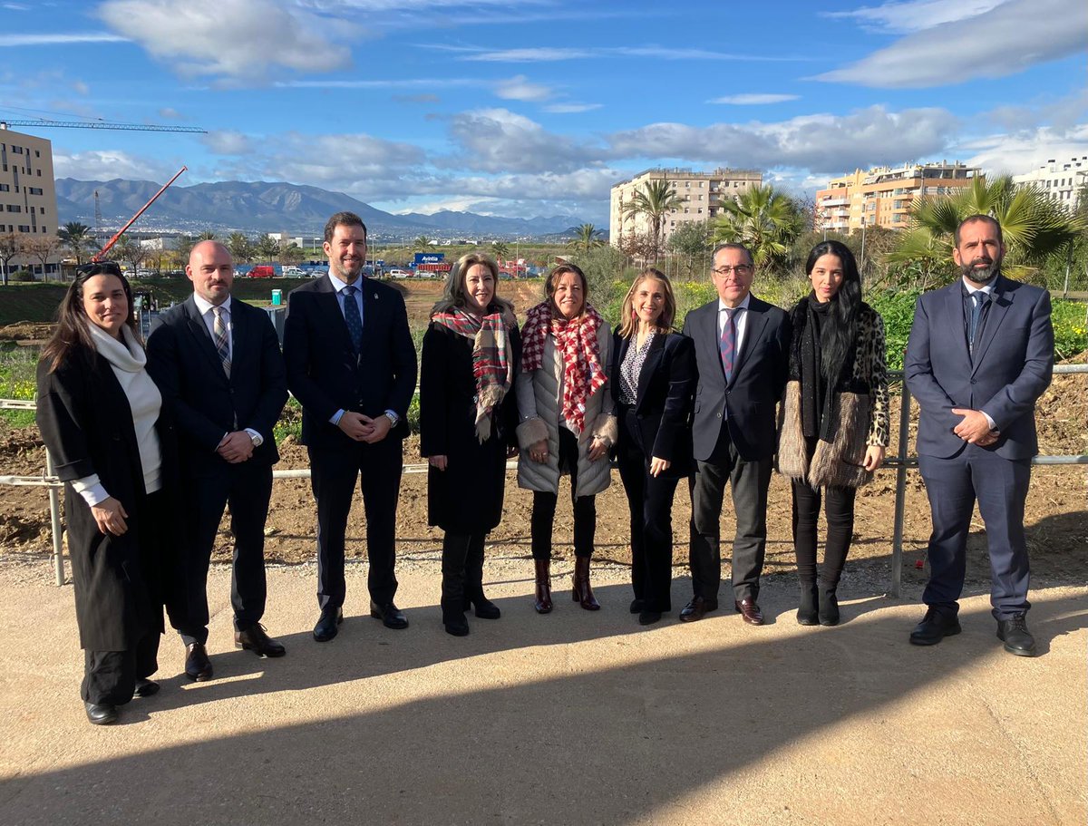 educacionmlg's tweet photo. Hoy se ha puesto la primera piedra del IES de #Soliva, en #Málaga capital. El DT de @EducaAnd, @Miguel_Briones, ha estado presente en el acto oficial, junto con las consejeras @MC_CastilloMena y @CarolinaEspanaR. @AndaluciaJunta invertirá más de 11 millones en su construcción. https://t.co/60QKFiTGvJ