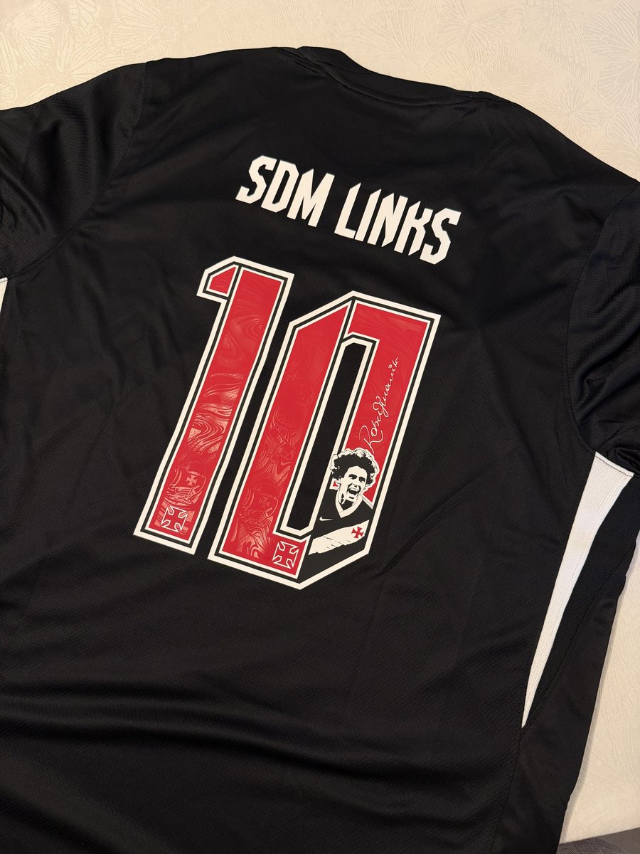 A Nike nos enviou a nova camisa do Vasco da Gama. E que camisa! 

O design ficou impecável, cheio de identidade e respeito à história do clube. É daquelas que a gente guarda com muito carinho! 

Parabéns ao Vasco e, principalmente, à sua carinhosa torcida! 💢