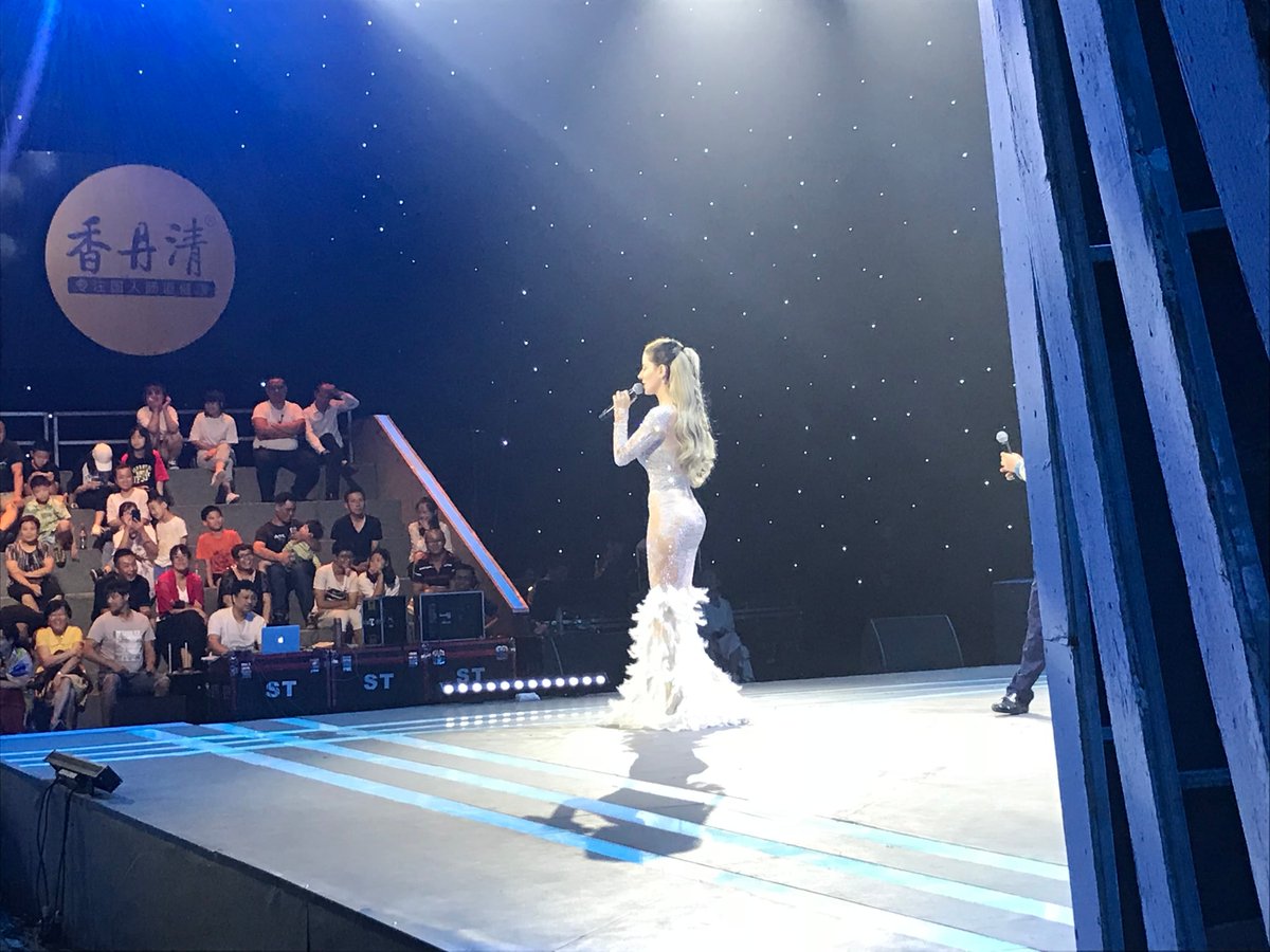 FansBessia's tweet photo. Daniela Bessia brilla en la TV nacional, llevando con orgullo la esencia y elegancia latina. ¡Qué honor ver tu arte y raíces en alto! 👏🌟
#DanielaBessia #MujerLatina #famosos #cantante #actriz #tv #television #tvshows #celebrity #longdress #x #latinos

@danielabessia https://t.co/MW6huWukOj