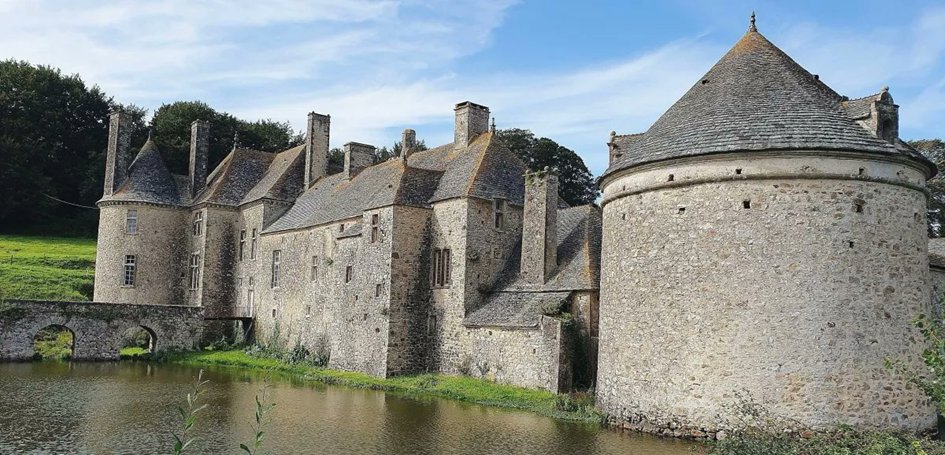 ThereseBaillard's tweet image. Le #manoir de la Cour, ancienne demeure fortifiée du XIVe siècle, se dresse à Saint-Martin-le-Hébert, dans la #Manche, en #Normandie. Le manoir, typique de l'architecture défensive, était jadis équipé d'un pont-levis. Il fait l’objet d’une protection totale au titre des MH.