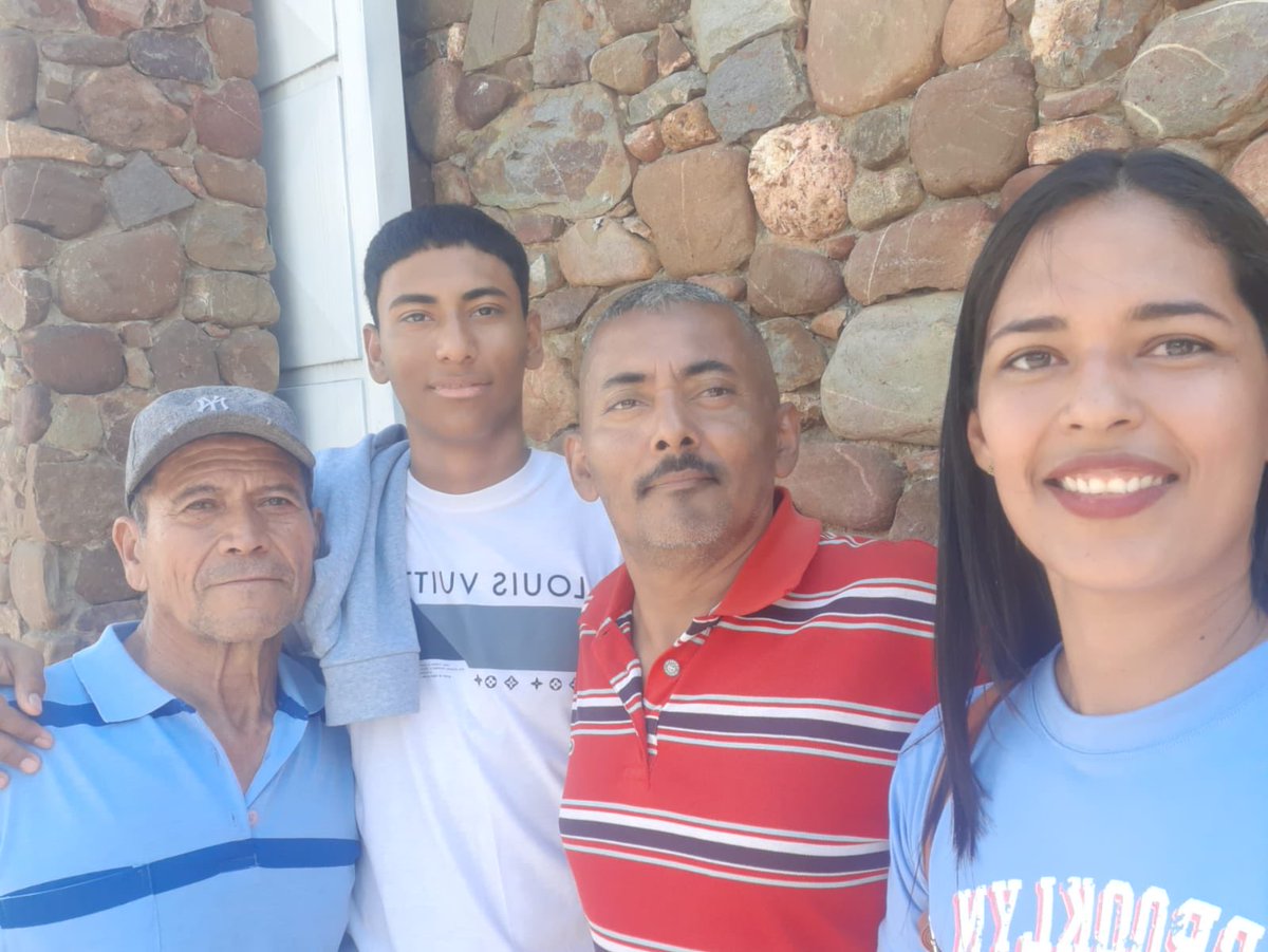 ¡Atención! El régimen juró que no tenía a menores de edad como prisioneros por temas políticos. Hoy excarcelaron al jóven Gabriel Rodríguez de (17) años de edad quién había sido sentenciado a 10 años de prisión. Diosdado en su programa retó que le mostrarán pruebas (aquí están).