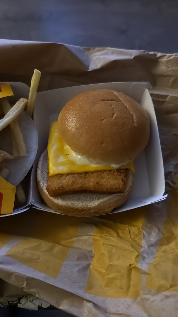 DjEmmouk's tweet photo. I don’t get how it’s so difficult for your workers to construct a burger correctly £7.69 for this @McDonaldsUK https://t.co/bE5YzVlEMh