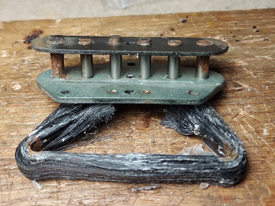 einunikohada666's tweet photo. 73年Bridge。
先日のNeckとセットでお預かり。
今回もサビサビ。
クリーニングしてから巻き直し。
ワインディング終了時の写真撮り忘れ。
#tele
#telecaster
#fender
#fendertele
#テレキャスター
#テレ https://t.co/LzfYPnhsvB